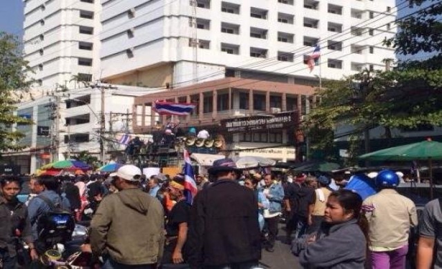 ปิดล้อมสน.ดินแดง