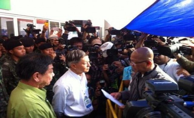 ตัวแทนกกต.รับหนังสือคปท.