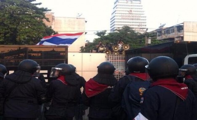 คปท.บุกสนามกีฬาไทย-ญี่ปุ่น พยายามตัดโซ่