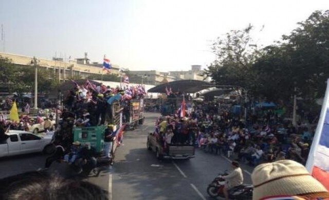 ม็อบราชดำเนินมุ่งหน้าบ้านนายกฯ