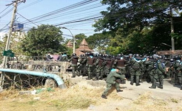 ตั้งแนวรับบุกบ้านนายกฯ