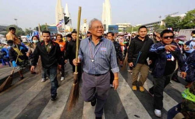 'สุเทพ'นำมวลชนทำความสะอาดราชดำเนิน