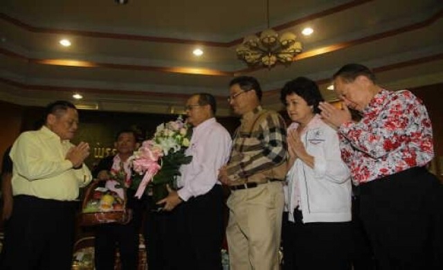 'บรรหาร'หวั่นการเมืองไทยถอยหลังลงคลอง