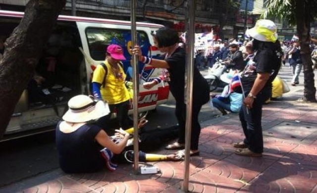 ร้อนจัดม็อบเป็นลม ปชช.ต้อนรับเนืองแน่น