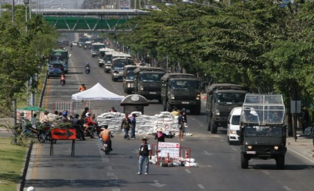 รถทหารผ่านม็อบกปปส.