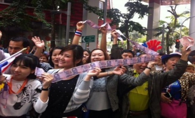 มาลัยแบงก์500 มอบกำนันสุเทพ