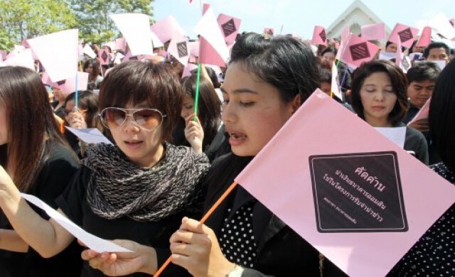 ค้านรัฐกู้เงินจ่ายจำนำข้าว