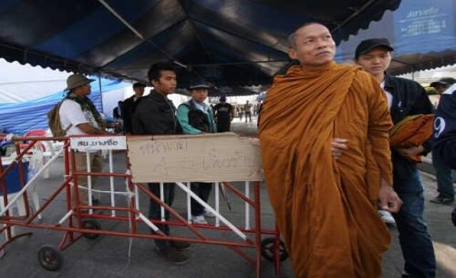 'พุทธะอิสระ'นำมวลชนปิดลัอมสนง.เขตหลักสี่