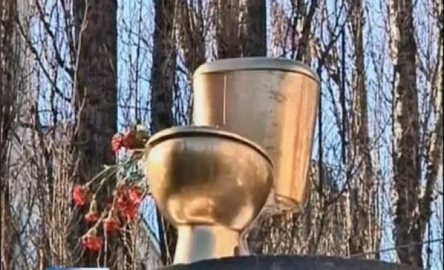 ม็อบยูเครนนำชักโครกทองคำวางแทนรูปปั้นเลนิน