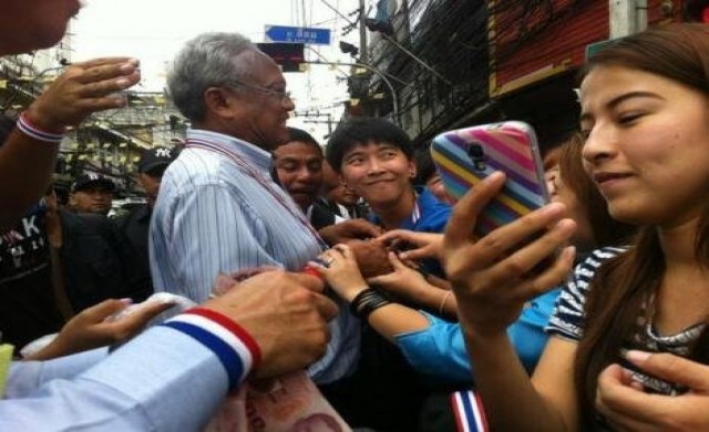 'สุเทพ'นำเดินเจริญกรุง-สีลมคนบริจาคเพียบ