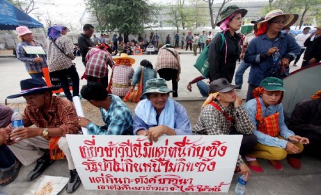 การ์ดกปปส.จับตำรวจแฝงตัวปะปนม็อบชาวนา