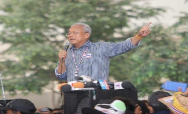 'สุเทพ'หน้าเครียดนั่งรถออกจากเวทีปทุมวัน