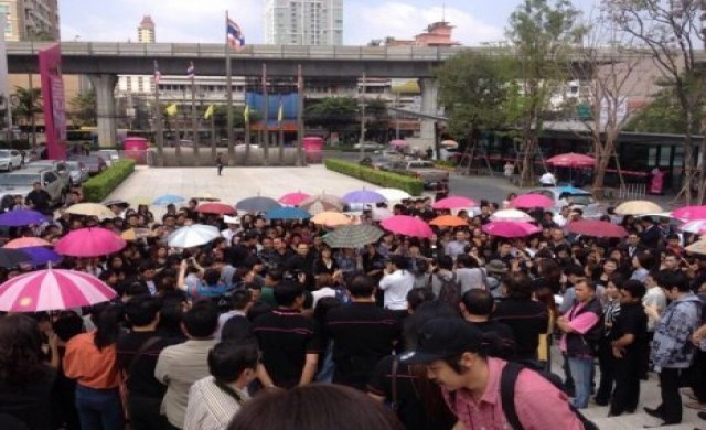 พนง.ออมสินแต่งดำ ไล่'วรวิทย์'ลาออก