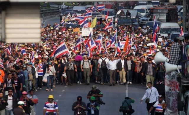 'คปท.-กปปส.'ตรึงมวลชนปิดล้อมทำเนียบ