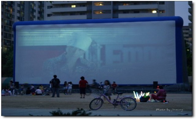 "หนังกลางแปลง" จอที่แปรเปลี่ยนไป