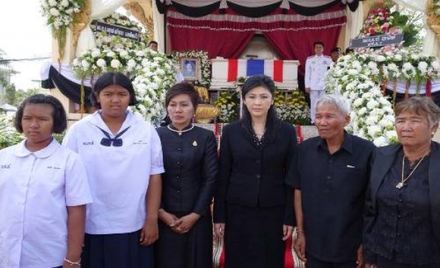 'ยิ่งลักษณ์'ปรากฏตัว ร่วมงานศพตร.ที่ระยอง