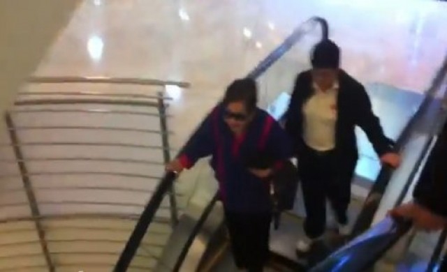 'คุณหญิงพจมาน'โดนเป่านกหวีดไล่กลางห้างดัง