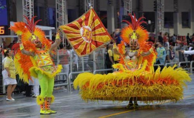ผู้คนหลั่งไหลร่วมงานคาร์นิวัลบราซิล