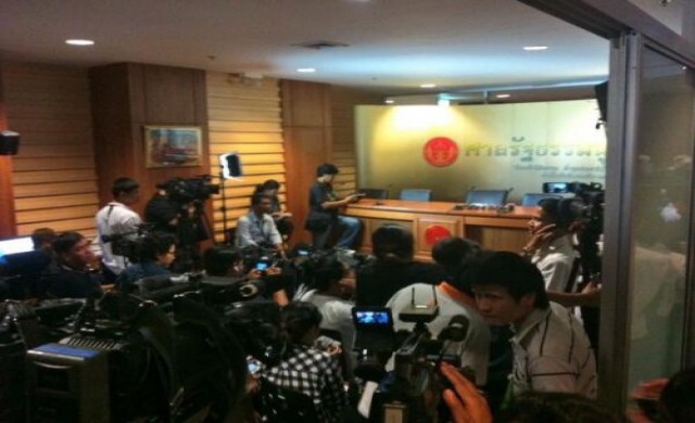 ทัพสื่อรอศาลรธน.แถลง