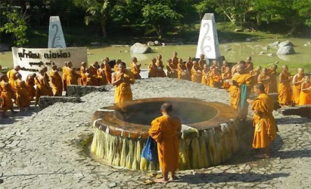 'ระนอง'ปลุกเสกน้ำเล่นสงกรานต์