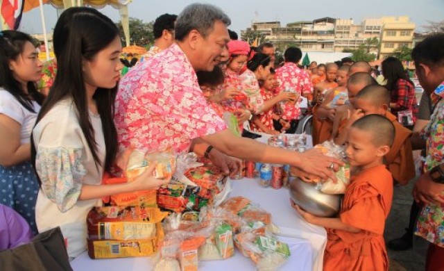 ทำบุญ วันสงกรานต์