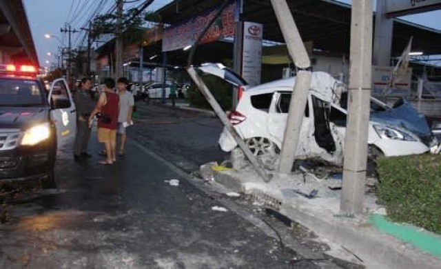 รถทัวร์พลิกคว่ำหวิดตายหมู่