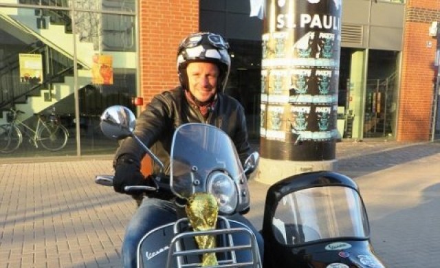 ขี่เวสป้า ตะลุยบอลโลก