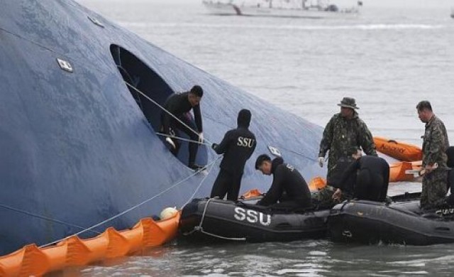 นักประดาเร่งหาผู้รอดชีวิตเรือเกาหลีล่ม