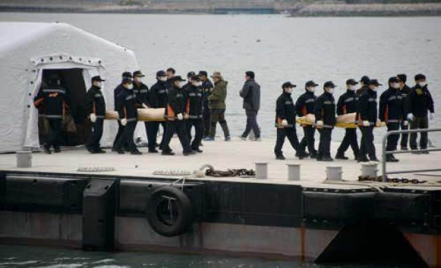 พบศพเด็กเกาหลีที่แจ้งเหตุเรือล่มคนแรกแล้ว