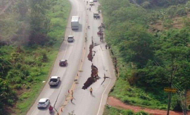 ถนนเสียหายจากแผ่นดินไหว