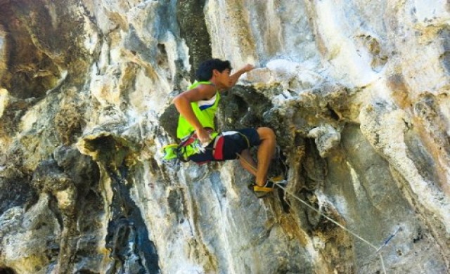 ปีนผา ท้าควงไฟ