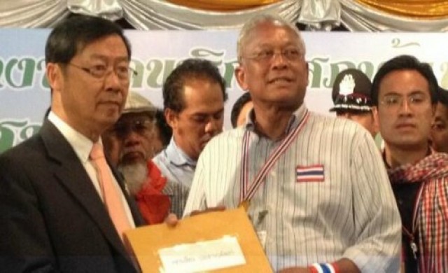 สุเทพยื่นวุฒิฯ