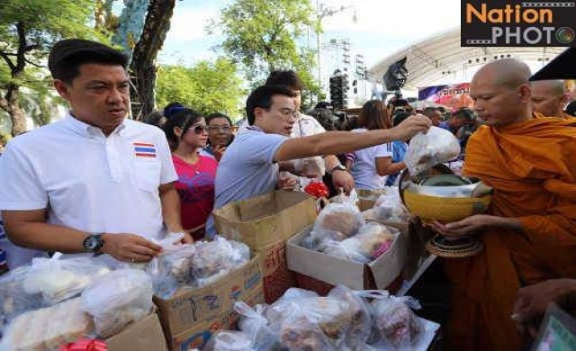 กปปส.ทำบุญวันวิสาขบูชา