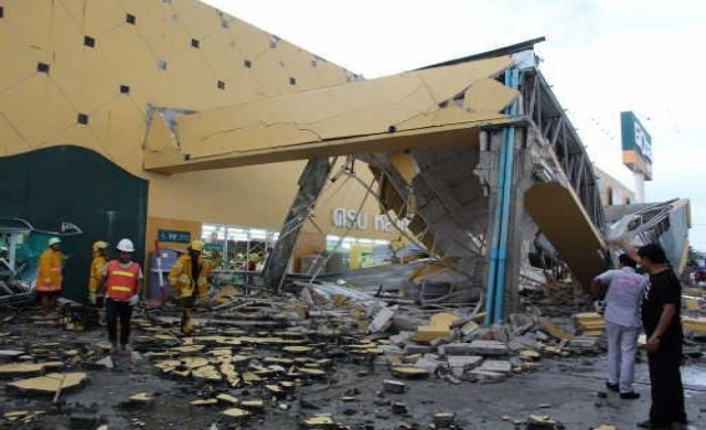 พายุถล่ม'โกลบอลเฮ้าส์' อาคารพังทับพ่อแม่ลูกดับ