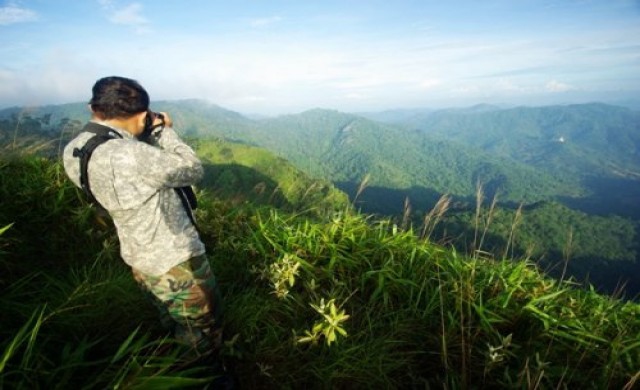 โลกใต้เข่า...ที่เขานมนาง