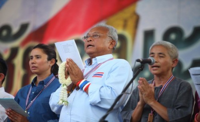 'สุเทพ'นำมวลชนสวดมนต์
