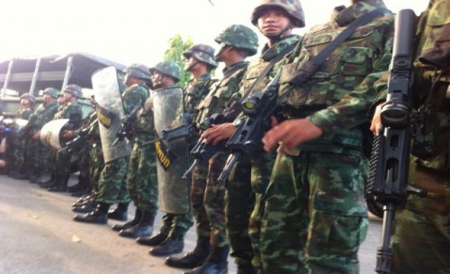 บรรยากาศยึดอำนาจก่อนแกนนำม็อบถูกรวบยัดรถตู้