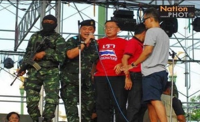รวบหมอเหวงกลางเวทีเสื้อแดง