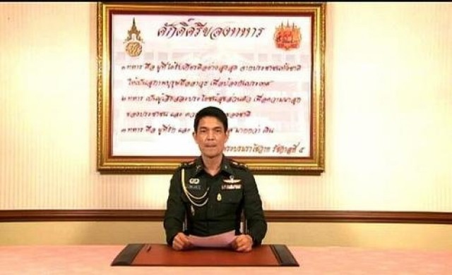 บุคคลสำคัญทยอยรายงานตัว-ห้ามสื่อเข้าร.1