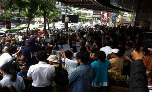 กลุ่มต้านยึดอำนาจทำกิจกรรมที่รัชโยธิน