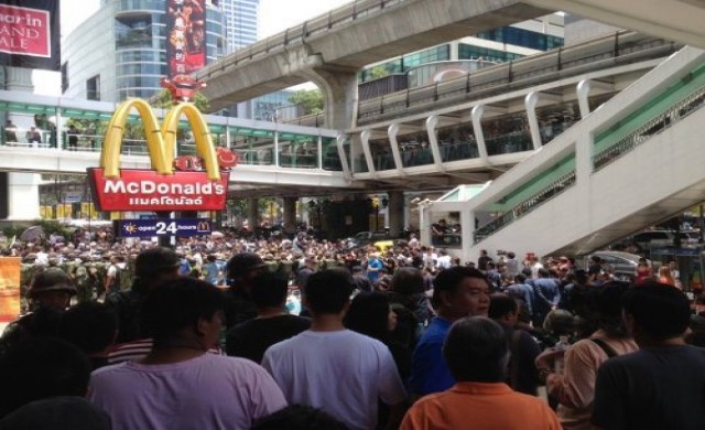 ต้านรัฐประหารหน้าแมคโดนัลด์ราชประสงค์