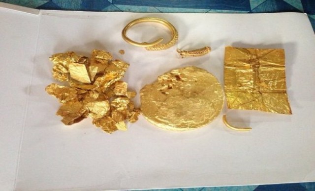 ชาวบ้านแห่คืนทองคำให้กรมศิลป์