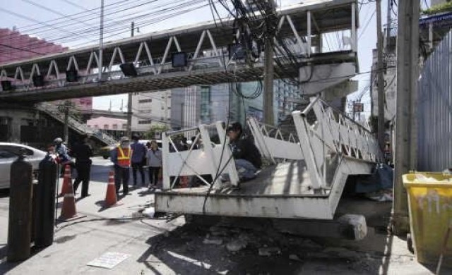 เหตุรถติดหนักแต่เช้า!สิบล้อเกี่ยวสะพานลอยแยกอโศก