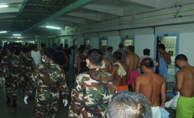 ทหาร-ปปส.นับร้อยบุกค้นเรือนจำกลางคลองเปรม