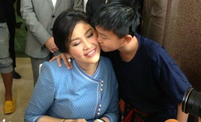 ยิ่งลักษณ์ควงลูกชายทำบุญวันเกิด