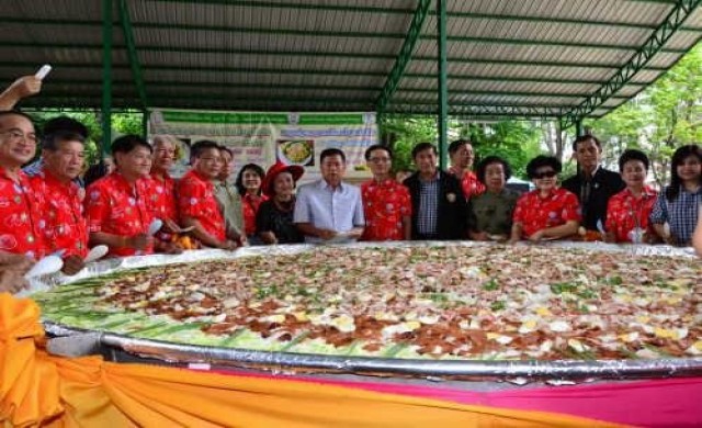 นครปฐมจัด'ข้าวหมูแดง'จานใหญ่ที่สุดในโลก