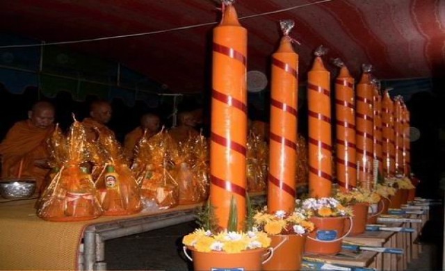 ในหลวงพระราชทานพุ่มเทียนเทศกาลเข้าพรรษา