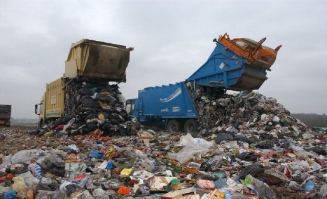 ถ่ายภาพนอนกลางกองขยะรณรงค์ปัญหาขยะล้นเมือง