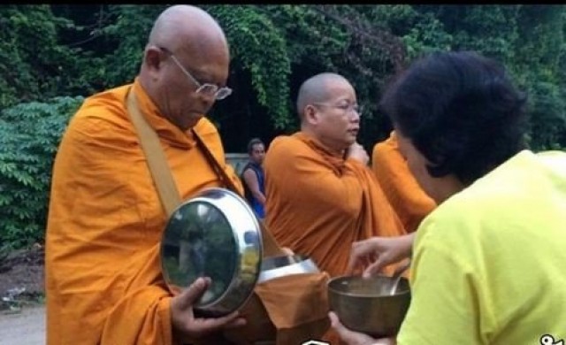 'พระสุเทพ'ออกบิณฑบาตที่วัดสวนโมกข์