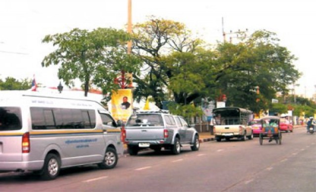 จัดระเบียบตลาดมหาชัยจี้รถตู้ขอป้ายเหลือง